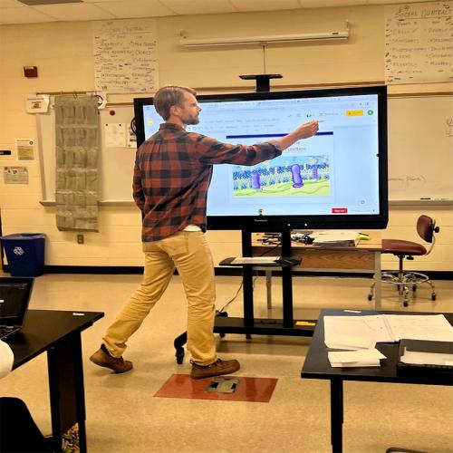 What is the role of educational display screens in distance education?(图1)