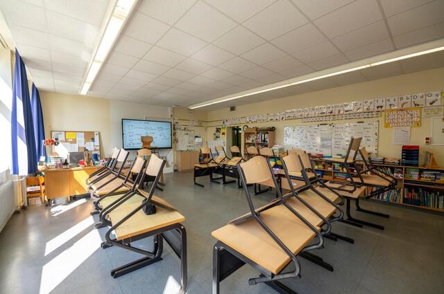 Transform Your Classroom: The Benefits of an Interactive Board for Education(图1)