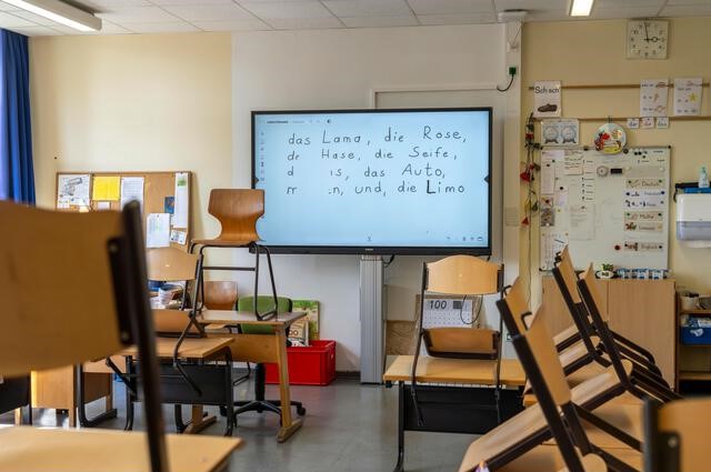 Transform Your Classroom: The Benefits of an Interactive Board for Education(图3)